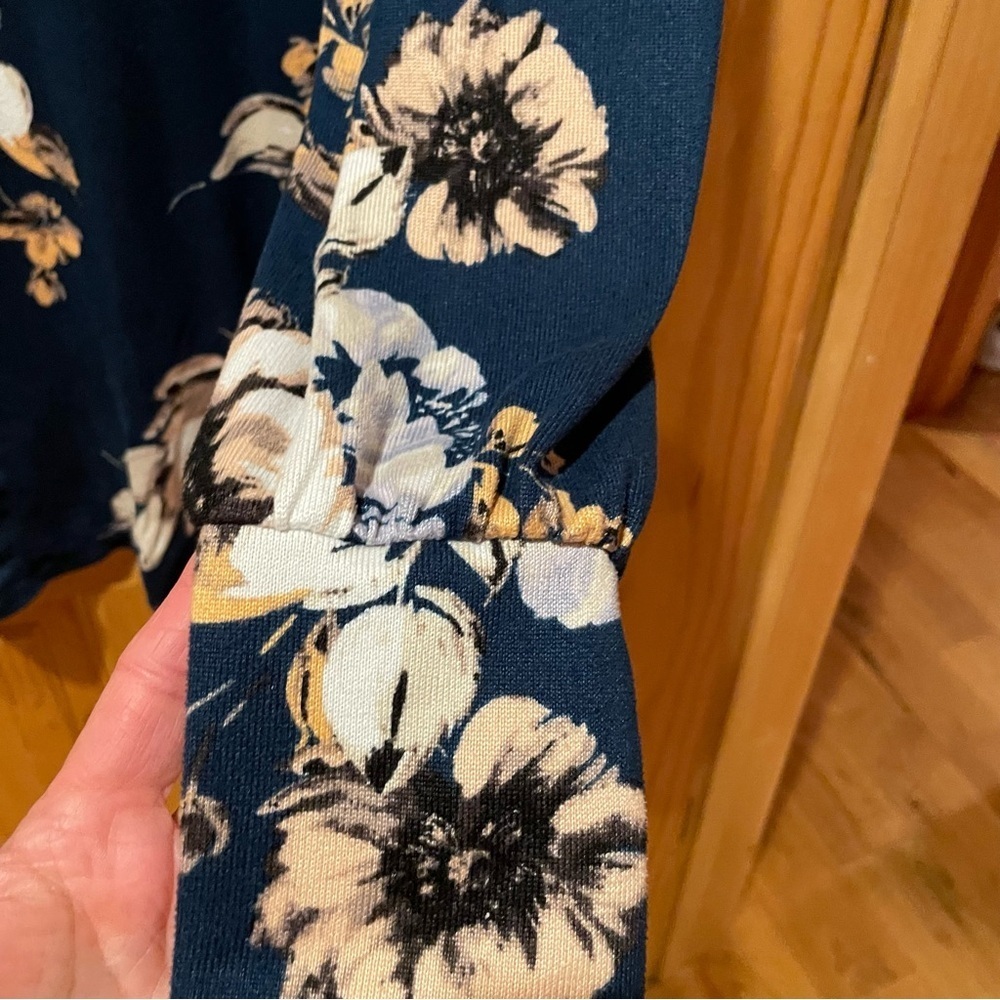 Maurice’s 24/7 women’s top size XL used in good condition blue floral accents - Picture 5 of 7